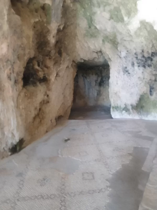 Fluchtmöglichkeit und Aufstieg im Fels mit eingehauenen Fenstern
